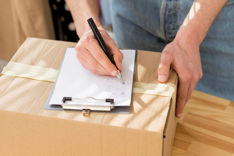 Carinska deklaracija u držaču na paketu